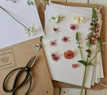 Load image into Gallery viewer, Pressed Flowers Kit + Flowers
