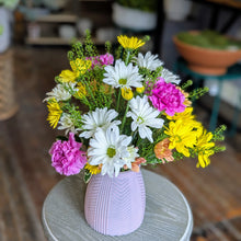 Load image into Gallery viewer, Spring Daisies
